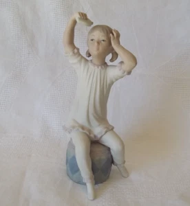 "Estatuilla de porcelana Lladro niña lavándose el cabello retirado 8,5""" - Imagen 1 de 12
