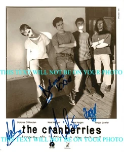 THE CRANBERRIES GROUP AUTÓGRAFO FIRMADO 8x10 RP FOTO SUEÑOS DOLORES O'RIORDAN + - Imagen 1 de 1