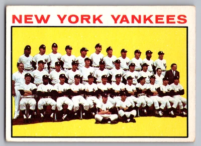 1964 TOPPS #433 NEW YORK YANKEES TEAM CARD W/MANTLE/BERRA/FORD/MARIS - Image 1 of 3