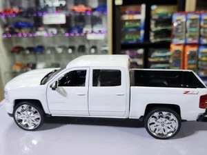 MOTORMAX 1/24 SCALE 2017 CHEVY SILVERADO WITH CUSTOM SPINNING WHEELS, NEW NO BOX - Picture 1 of 11