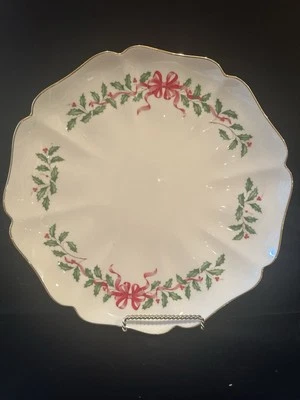 Plato bandeja para servir Lenox Holiday Dimension (acento de cinta roja) 12", acebo/baya Foto 1 de 4