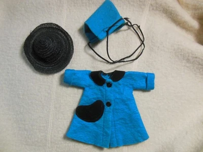 De colección. ABRIGO AC BETSY MCCALL AQUA CON SOMBRERO BRITÁNICO Y SOMBRERO RARO AQUA A JUEGO con CORBATAS LARGAS Foto 1 de 2