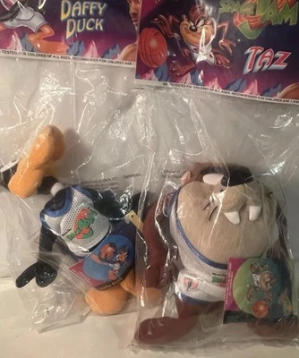 Peluche de la película Space Jam 1996 sin abrir Pato Lucas y Diablo Taz Baloncesto McDonalds Foto 1 de 4