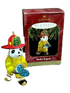 Hallmark Bucket Brigade 1997 Andenken Weihnachtsschmuck Panda Bär Feuerwehrmann - Bild 1 von 3