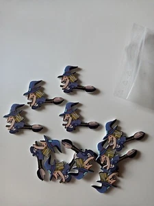 20 kleine Hexen auf ihrem Besen Knöpfe Holz 35 × 25 × 2mm Nähen- Basteln...... - Bild 1 von 7