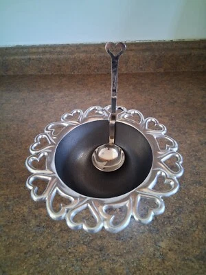 De colección. Cuenco y cucharón de aluminio fundido con borde de corazón Inspired Generations en muy buena condición Foto 1 de 4