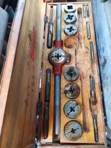 P&N 2-3/16" OD threading die button + guide BSW 1/4" to 7/8" + die Wrench & taps - Imagen 1 de 5