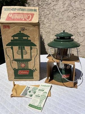 Coleman 228f 228f195 绿灯笼 带原装盒子和纸 1969 年全新库存!! — 第 1/4 张图片