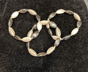 3 Bracciali Elasticizzati Perline Colore Nero e Perla 7” con Perline Distanziali Tono Argento - Foto 1 di 2