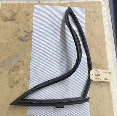 TRIUMPH XKC 132 TR7 FHC L/H SELO QUARTERLIGHT - Imagem 1 de 4