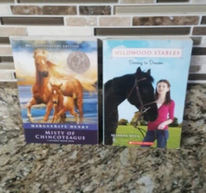 2 Books Paperback Wildwood Stables Daring to Dream & Misty of Chincoteague- EUC - Imagen 1 de 6