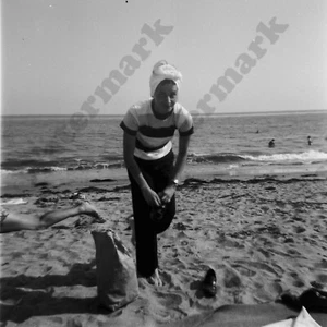 1940s candid pretty woman on beach Vintage b/w film 2" NEGATIVE 1sb2 - Picture 1 of 1