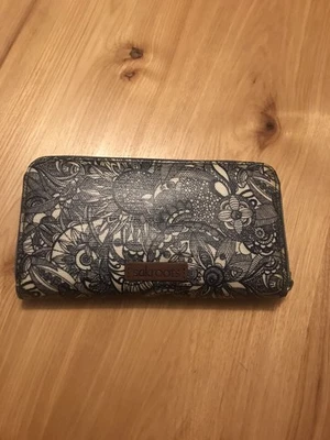 Cartera Sakroots Artist Circle Cremallera Alrededor Azul Marino Blanco Floral Boho Usada en Excelente Condición Foto 1 de 4