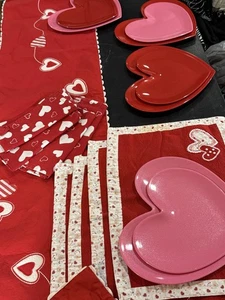 Valentine Herz Tischset Läufer Tischsets Servietten + 8 Zielscheiben rosa rot - Bild 1 von 18