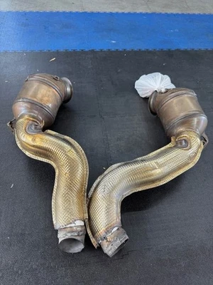 Tubos descendentes OEM Mercedes-Benz AMG GTS con protector térmico 2019+ AMG GT/GTS modelo 4 puertas Foto 1 de 4