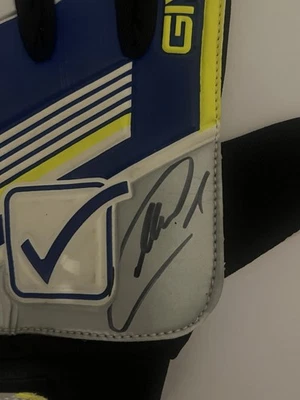 Unterschriebener Manuel Neuer Torwarthandschuh - Gerahmt - Bild 1 von 4