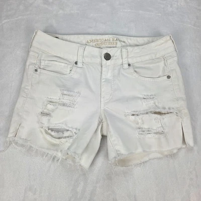 Pantalones Cortos de Denim American Eagle Para Mujer Blancos Tiro Medio Desgastados 8 Elastizados Corte Foto 1 de 4