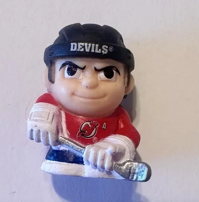 2025-26 NHL Teenymates Edición de Adviento Coleccionable Jack Hughes New Jersey Devils Foto 1 de 2