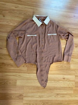 中号 M Mona B Top 衬衫透明透视棕色白色领铆钉纽扣  — 第 1/4 张图片