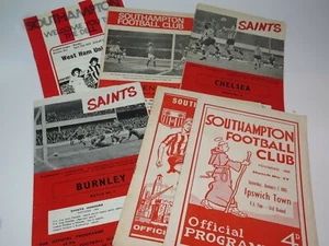 Vintage Fútbol Programa Southampton Homes 1961-1974 Selección Disponible - Imagen 1 de 10