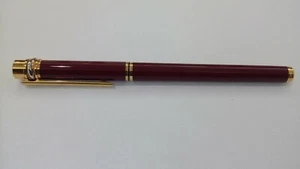 CARTIER STYLO ROLLER LACCA ROSSA ST150045 PLACCATA ORO NUOVA - Foto 1 di 8