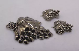 Juego de broches y pendientes de clip Demi-Parure tono plata 3D RACIMOS DE UVA COMO NUEVO - Imagen 1 de 4