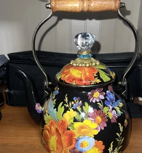 Tetera de 2 cuartos Mackenzie Childs Black Flower Market. Cottage Country Grandma - Imagen 1 de 8