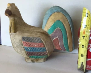 Signed Folk Art Hen Chicken Rustic Carved Footed Wood Country Farmhouse Pastel - Imagen 1 de 8