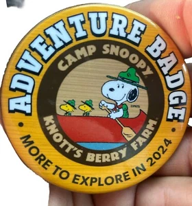 NUOVO #2 2024 KNOTT'S BERRY FARM CAMP SNOOPY ALTRO DA ESPLORARE DISTINTIVO ESPLORAZIONE - Foto 1 di 8
