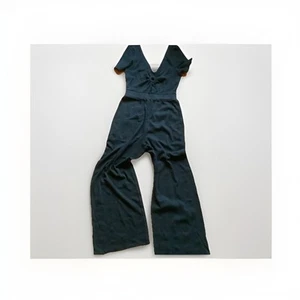 Neu American Eagle Small schwarz Kurzarm V-Ausschnitt hinten ausgestelltes Bein Overall - Bild 1 von 5