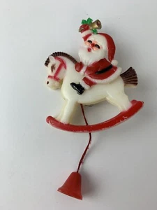 VINTAGE KUNSTSTOFF WEIHNACHTSMANN REITEN SCHAUKELPFERD MECHANISCHE ZUGSCHNUR BROSCHE ANSTECKNADEL - Bild 1 von 5