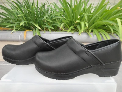 Zueco Danés Original Sanita, Cuero Engrasado Negro, Talla 37 EUR, Ancho Mediano Foto 1 de 4