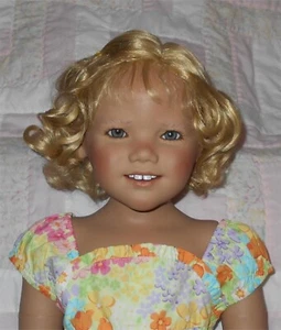 Peluca Muñeca Expressions KAYLA TALLA 15/16 FRESA DORADA Escuela Niña y Rizos Nueva con Etiquetas - Imagen 1 de 10