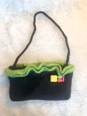 Bolso de Mano de Lana Hervida de Fieltro Negro Verde Volantes 4 Grandes Cuentas Coloridas Arte para Usar Foto 1 de 4