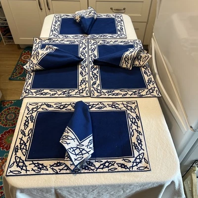 Colocaciones azules y blancas con servilletas  Foto 1 de 4