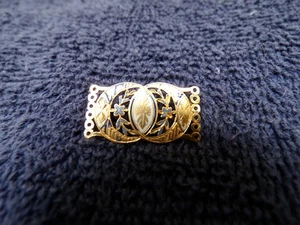 HERMOSO BROCHE PRENDEDOR METAL TONO DORADO ESMALTE ESTILO DAMASCENO PEQUEÑO VINTAGE - Imagen 1 de 5
