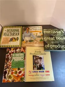 Lot of 5 Vegetarian Suppers Cookbook (s) Recipes and Produce Reference Guides - Foto 1 di 1