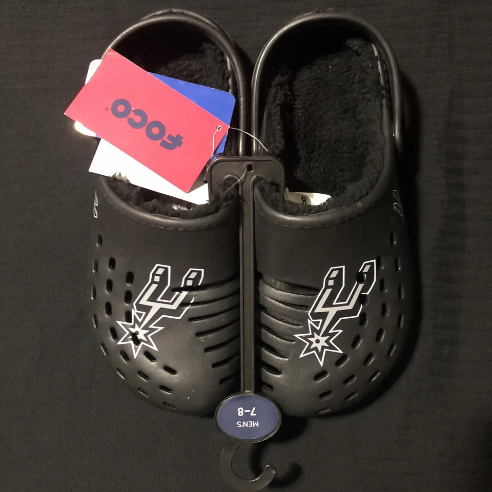 Zuecos deportivos para hombre FOCO NBA San Antonio Spurs, negros, forrados Sherpa, talla 7-8 Foto 1 de 4