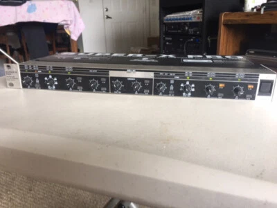 BEHRINGER SUPER-X PRO CX2310 ESTÉREO DE ALTA PRECISIÓN CROSSOVER DE 2 VÍAS/3 VÍAS  Foto 1 de 4