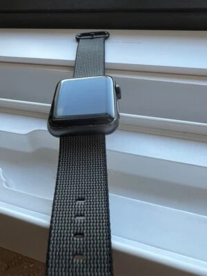 Apple Watch Series 2 38mm Aluminiumgehäuse in Space Grau mit Klassischem Armband - Bild 1 von 4