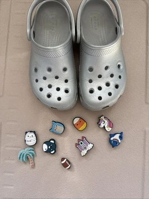 Zuecos Crocs Talla C12 Niños Clásicos Plateados Zapatos Con Jibbitz Gratis Foto 1 de 4