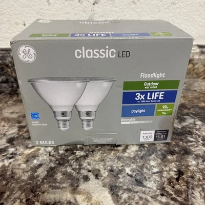 Proyector LED GE Classic 90W Exterior (Húmedo Clasificado) 3X LIFE Luz de Día 2 Bombillas Foto 1 de 4