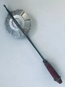 Primitive 1950er Schwester Molly's Kwiki-Pi Lagerfeuer Tortenmaschine rote Griffe gebraucht - Bild 1 von 3
