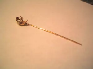 Spilla vittoriana antica oro 10 carati perle rubino mezza luna / spilla bavero 2 1/8" - Foto 1 di 4