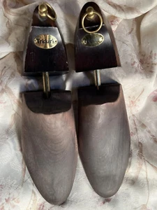 Trickers dunkelbraune Schuhspanner aus Holz Schuhdehner Größe UK 12. - Bild 1 von 7