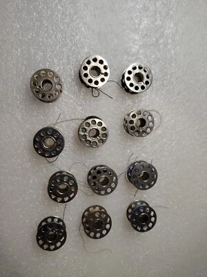 Lote de 12 bobinas de máquina de coser de metal Singer vintage de 10 agujeros Foto 1 de 3
