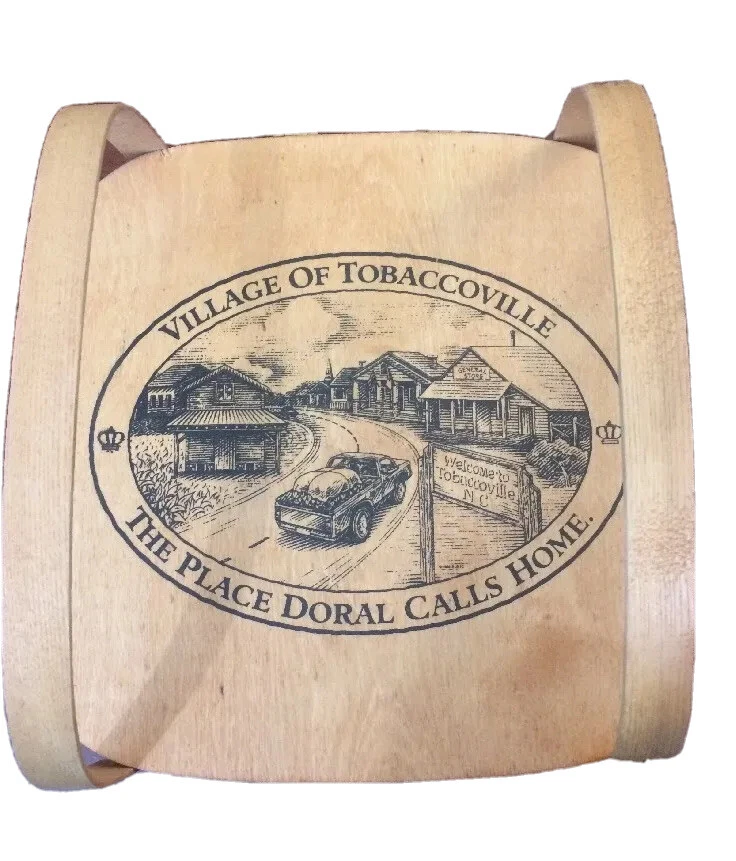 Cesta de picnic de madera natural vintage Y2K Village of Tobaccoville Doral coleccionable Foto 1 de 4