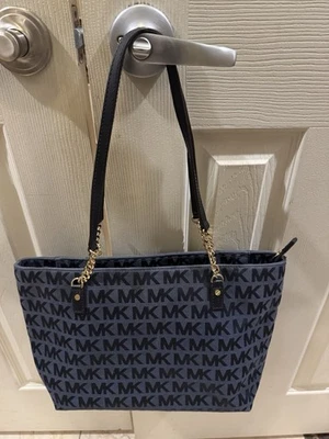 Bolso de hombro Michael Kors grande con logotipo de firma azul marino de lona cadena Foto 1 de 4