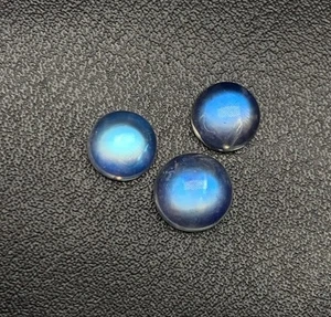 Pietra di luna arcobaleno fuoco appariscente blu naturale AAAAAA forma rotonda cabochon misura 8-9 - Foto 1 di 19