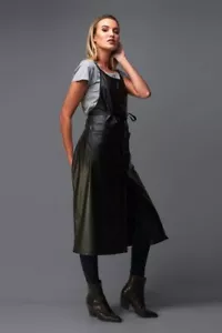 Vamp Black Full Coverage Hairdresser, stylist, beauty Bleach Proof Apron Regular - Picture 1 of 5